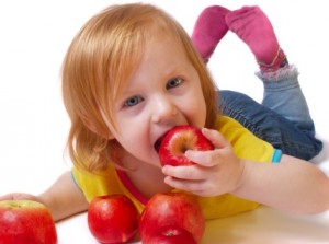 Criança comendo frutas